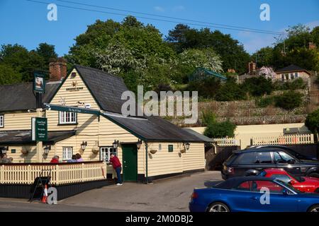 Traditioneller britischer Pub und Parkplatz mit ungewöhnlicher Stufenwand zur Seite in Stansted Mountfitchet, Essex, Großbritannien Stockfoto