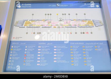 DUBAI, Vereinigte Arabische Emirate - 31. MÄRZ: Flughafeninnenraum am 31. März 2014 in Dubai. Der Dubai International Airport ist ein internationaler Flughafen, der Dubai bedient. Es ist ein "Dir." Stockfoto