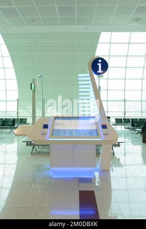 DUBAI, Vereinigte Arabische Emirate - 31. MÄRZ: Flughafeninnenraum am 31. März 2014 in Dubai. Der Dubai International Airport ist ein internationaler Flughafen, der Dubai bedient. Es ist ein "Dir." Stockfoto