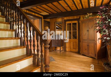 Kiefernholztreppen, Schrank und Schrank im Wohnzimmer in einem alten Haus im 1826 Canadiana Cottage Stil. Stockfoto