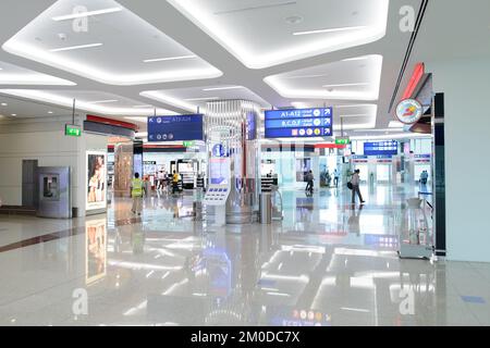 DUBAI, Vereinigte Arabische Emirate - 31. MÄRZ: Flughafeninnenraum am 31. März 2014 in Dubai. Der Dubai International Airport ist ein internationaler Flughafen, der Dubai bedient. Es ist ein "Dir." Stockfoto