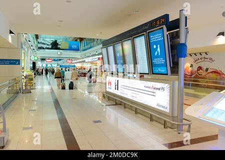 DUBAI, Vereinigte Arabische Emirate - 31. MÄRZ: Flugplan im Flughafen am 31. März 2014 in Dubai. Der Dubai International Airport ist ein internationaler Flughafen, der Dubai bedient. ICH Stockfoto