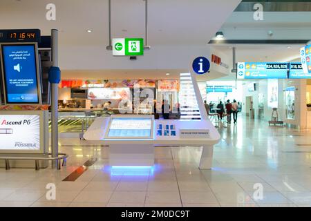 DUBAI, Vereinigte Arabische Emirate - 31. MÄRZ: Flughafeninnenraum am 31. März 2014 in Dubai. Der Dubai International Airport ist ein internationaler Flughafen, der Dubai bedient. Es ist ein "Dir." Stockfoto