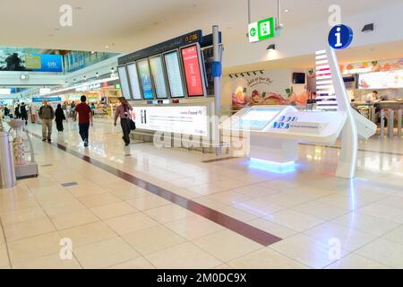 DUBAI, Vereinigte Arabische Emirate - 31. MÄRZ: Flugplan im Flughafen am 31. März 2014 in Dubai. Der Dubai International Airport ist ein internationaler Flughafen, der Dubai bedient. ICH Stockfoto