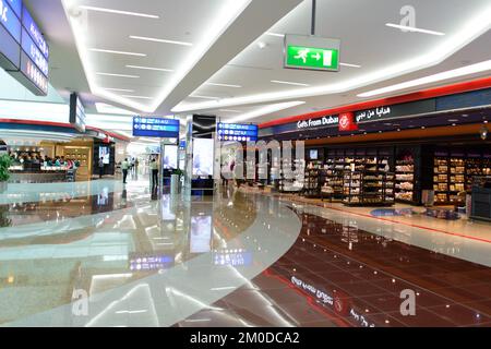 DUBAI, Vereinigte Arabische Emirate - 31. MÄRZ: Flughafeninnenraum am 31. März 2014 in Dubai. Der Dubai International Airport ist ein internationaler Flughafen, der Dubai bedient. Es ist ein "Dir." Stockfoto