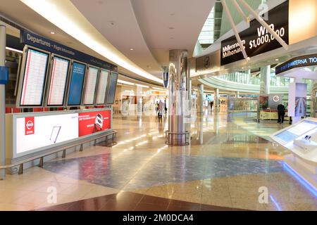 DUBAI, Vereinigte Arabische Emirate - 31. MÄRZ: Flugplan im Flughafen am 31. März 2014 in Dubai. Der Dubai International Airport ist ein internationaler Flughafen, der Dubai bedient. ICH Stockfoto