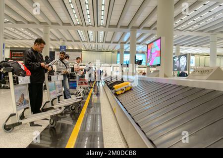 HONGKONG - 01. APRIL: Gepäckausgabebereich am 01. April 2014 in Hongkong, China. Hong Kong International Airport ist einer der besten Flughäfen im ganzen Jahr Stockfoto