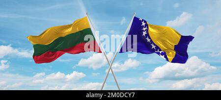 Zwei gekreuzte Flaggen Bosnien und Herzegowina und Litauen winken im Wind am bewölkten Himmel. Beziehungskonzept, Dialog, Reisen zwischen zwei Ländern Stockfoto
