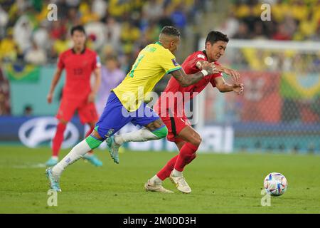 Doha, Katar. 05.. Dezember 2022. Stadium 974 DOHA, KATAR - DEZEMBER 5: Brasilianischer Spieler Raphinha kämpft am 5. Dezember 2022 in Doha, Katar, um den Ball mit dem Spieler von Südkorea Jung Woo-Young während des FIFA-Weltmeisterschaftsspiels 2022. Runde 16 zwischen Brasilien und Südkorea im Stadium 974. (Foto: Florencia Tan Jun/PxImages) (Florencia Tan Jun/SPP) Kredit: SPP Sport Press Photo. Alamy Live News Stockfoto