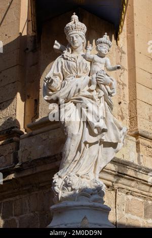 Die Statue „Maria vom Berg Carmel“ an der Ecke der Verkündigungskirche, auch bekannt als Karmelitenkirche - Mdina, Malta Stockfoto