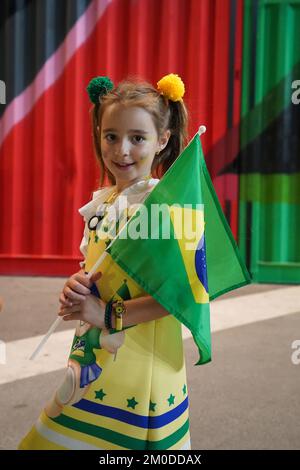 Doha, Katar. 05.. Dezember 2022. Stadium 974 DOHA, KATAR - DEZEMBER 5 974: Anhänger Brasiliens posieren für ein Foto vor dem FIFA-Weltmeisterschaftsspiel 2022. Runde 16 zwischen Brasilien und Südkorea am 5. Dezember 2022 in Doha, Katar. (Foto: Florencia Tan Jun/PxImages) (Florencia Tan Jun/SPP) Kredit: SPP Sport Press Photo. Alamy Live News Stockfoto