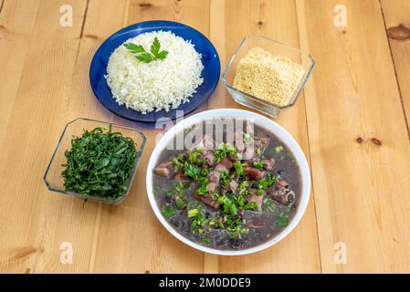 Feijoada aus der Gastronomie Portugals und auch sehr verbreitet in Mosambik und Angola. Die Grundbestandteile sind Bohnen Stockfoto
