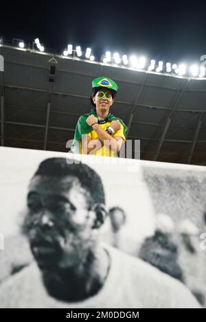 Doha, Katar. 05.. Dezember 2022. Stadium 974 DOHA, KATAR - DEZEMBER 5 974: Anhänger Brasiliens posieren für ein Foto vor dem FIFA-Weltmeisterschaftsspiel 2022. Runde 16 zwischen Brasilien und Südkorea am 5. Dezember 2022 in Doha, Katar. (Foto: Florencia Tan Jun/PxImages) (Florencia Tan Jun/SPP) Kredit: SPP Sport Press Photo. Alamy Live News Stockfoto