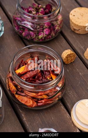 Glasgefäße mit getrocknetem, heißem Chili und anderen Gewürzen Stockfoto