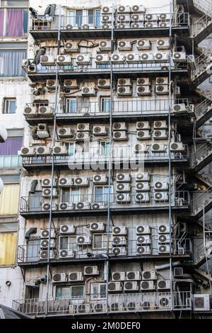 Viele Klimaanlagen in der Gegend von Jung-gu in Seoul, Südkorea Stockfoto