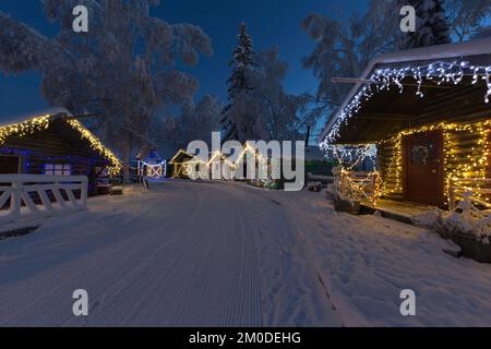 Weihnachtsdekorationen an den alten Hütten in Fairbanks Alaska Stockfoto