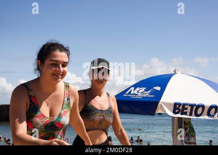 Die Menschen haben Spaß und schwimmen im Meer am Strand Porto da Barra in der Stadt Salvador, Bahia. Stockfoto