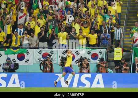 DOHA, KATAR - DEZEMBER 5 974: Spieler Brasiliens Lucas Paquetá feiert, nachdem er während des 2022. FIFA-Weltmeisterschafts-5-Spiels der 16. Runde zwischen Brasilien und Südkorea am. Dezember 2022 in Doha, Katar, ein Tor geschossen hat. (Foto: Florencia Tan Jun/PxImages) Stockfoto