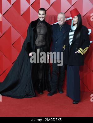 London, Großbritannien. 05.. Dezember 2022. Der französische Designer Jean Paul Gaultier und Models nehmen am Montag, den 5. Dezember 2022, an den Fashion Awards in der Royal Albert Hall in London Teil. Foto: Rune Hellestad/ Kredit: UPI/Alamy Live News Stockfoto