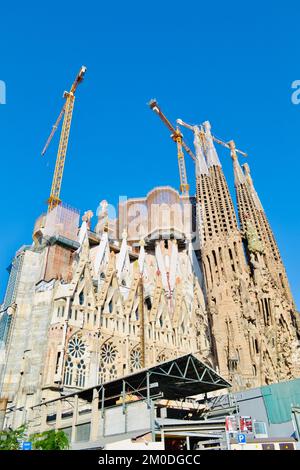 sagrada Familia, von unten gesehen auf Straßenebene. Stockfoto