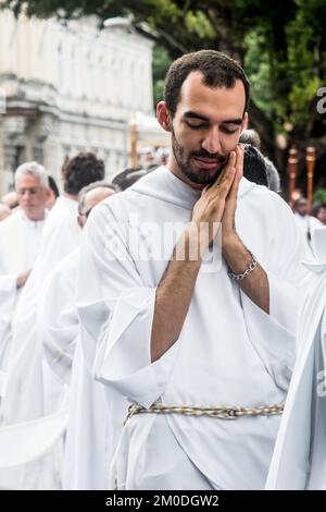 Salvador, Bahia, Brasilien - 25. Mai 2016: Ein junger Priester betet während der Corpus-Christus-Prozession in Salvador, Bahia. Stockfoto