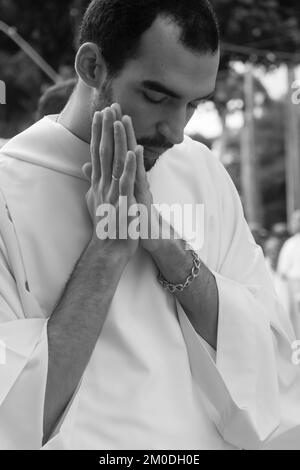 Salvador, Bahia, Brasilien - 25. Mai 2016: Ein junger Priester betet während der Corpus-Christus-Prozession in Salvador, Bahia. Stockfoto