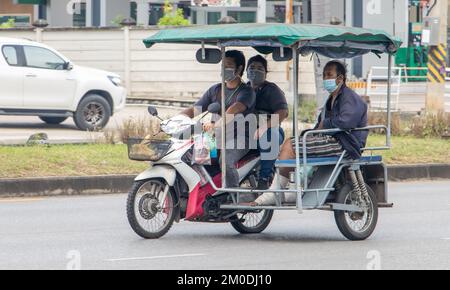 RATCHABURI, THAILAND, NOVEMBER 16 2022, Leute fahren Motorrad mit Beiwagen Stockfoto