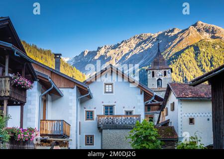 Idyllische Landschaft des Ortes Preda im Engadintal, Schweizer Alpen, Schweiz Stockfoto