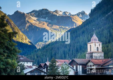 Idyllische Landschaft des Ortes Preda im Engadintal, Schweizer Alpen, Schweiz Stockfoto