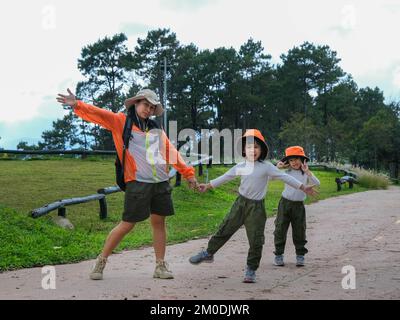 Glückliche junge Frau mit ihrer Tochter, die zusammen Fotos in den Bergen an einem wunderschönen Wintermorgen macht. Familie auf einem Wanderabenteuer durch die Stockfoto