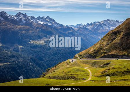 St. Gotthard-Gebirgspass, dramatische Straße mit schweizer alpen, Schweiz Stockfoto