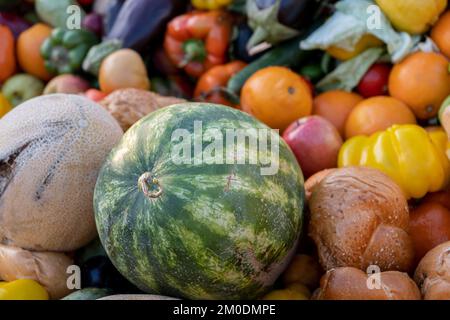 Bioabfall von abgelaufenem Gemüse in einem riesigen Behälter, organische Mischung in einem Abfalleimer. Komposthaufen aus Gemüse oder Tierfutter. Stockfoto