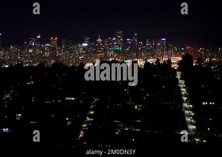 Blick auf die Innenstadt von Vancouver, Kanada bei Nacht, aus der Nähe von Burnaby, BC, Stockfoto