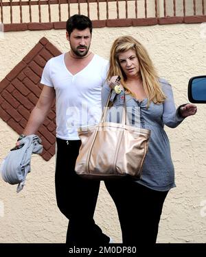 Die Cheers-Schauspielerin Kirstie Alley ist nach einem kurzen Kampf gegen den Krebs gestorben. Sie war 71. 7. März 2011 Los Angeles, Ca. Maksim Chmerkovskiy und Kirstie Alley Celebrity Sichtung - Maksim Chmerkovskiy und Kirstie Alley verlassen 'DWTS' Praxis © Vince Flores / AFF-USA.COM Stockfoto