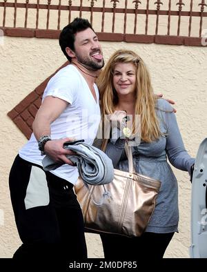 Die Cheers-Schauspielerin Kirstie Alley ist nach einem kurzen Kampf gegen den Krebs gestorben. Sie war 71. 7. März 2011 Los Angeles, Ca. Maksim Chmerkovskiy und Kirstie Alley Celebrity Sichtung - Maksim Chmerkovskiy und Kirstie Alley verlassen 'DWTS' Praxis © Vince Flores / AFF-USA.COM Stockfoto