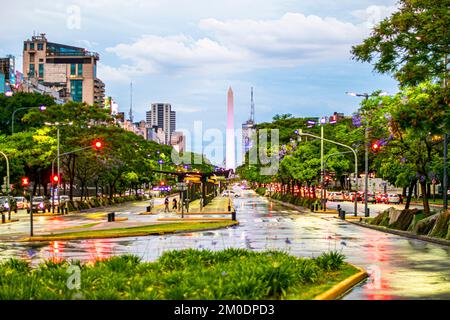 Obelisk. Der Obelisk und die 9 de Julio Avenue (die breiteste Allee der Welt, mit 140 Metern) an einem regnerischen Tag. Buenos Aires, Argentinien. Stockfoto