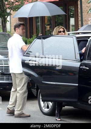 NEW YORK, NY - JUNI 23: Die Kirstie Alley verlässt ihr Hotel im Stadtzentrum im Regen. Am 22. Juni 2011 in New York City: Kirstie Alley Stockfoto