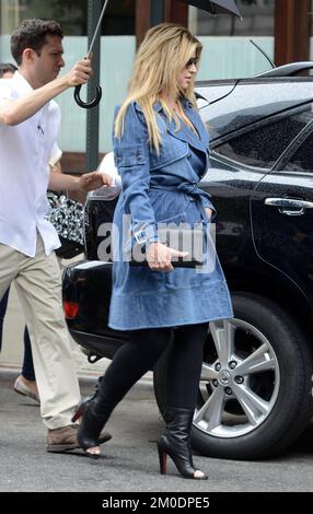 NEW YORK, NY - JUNI 23: Die Kirstie Alley verlässt ihr Hotel im Stadtzentrum im Regen. Am 22. Juni 2011 in New York City: Kirstie Alley Stockfoto