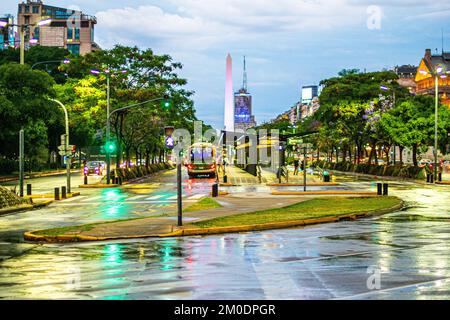 Obelisk. Der Obelisk und die 9 de Julio Avenue (die breiteste Allee der Welt, mit 140 Metern) an einem regnerischen Tag. Buenos Aires, Argentinien. Stockfoto