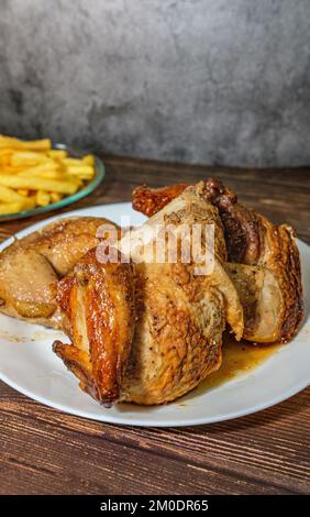 Gegrilltes Hähnchen mit Pommes Frites und Tomaten-, Rettich- und Salatsalat Stockfoto