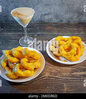 Peruanisches Dessert mit Gemüse und Gewürzen, begleitet von Pisco Sour Stockfoto