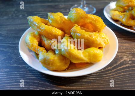 Peruanisches Dessert mit Gemüse und Gewürzen, begleitet von Pisco Sour Stockfoto