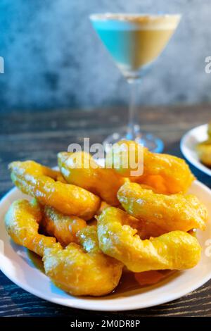 Peruanisches Dessert mit Gemüse und Gewürzen, begleitet von Pisco Sour Stockfoto