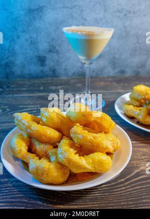 Peruanisches Dessert mit Gemüse und Gewürzen, begleitet von Pisco Sour Stockfoto