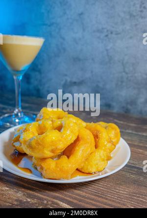 Peruanisches Dessert mit Gemüse und Gewürzen, begleitet von Pisco Sour Stockfoto