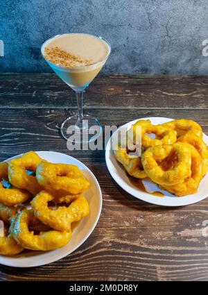 Peruanisches Dessert mit Gemüse und Gewürzen, begleitet von Pisco Sour Stockfoto