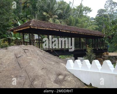 Die Holzbrücke von Bogoda wurde im 16.. Jahrhundert während der Dambadeniya-Ära erbaut. Dies soll die älteste noch existierende Holzbrücke in Sri Lanka sein. Stockfoto