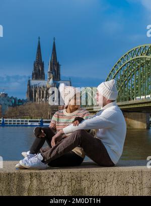 Ein Paar auf einer Städtereise in Köln Deutschland im Winter in Europa am Rhein mit Blick auf den Kölner Dom Stockfoto