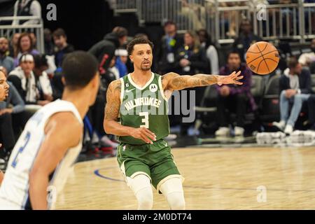 Orlando, Florida, USA, 5. Dezember 2022, Milwaukee Bucks Guard George Hill #3 macht in der zweiten Hälfte einen Pass am Amway Center. (Foto: Marty Jean-Louis) Stockfoto