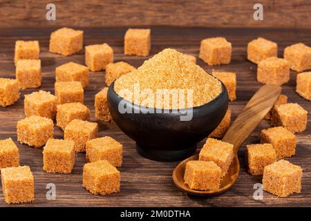 Kristalle und Würfel aus nicht raffiniertem Braunrohrzucker - Saccharum officinarum Stockfoto